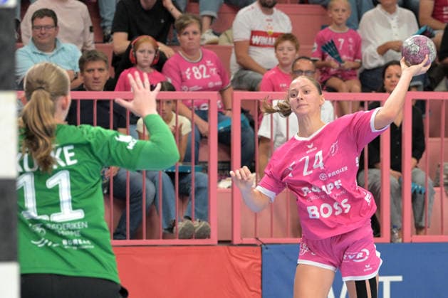 Marie Luisa Stumpf (TusSies Metzingen, 24) beim Torwurf gegen Laura Kuske (Thueringer HC, 11) im Tor TusSies Metzingen vs. Thueringer HC , Handball, Alsco HBF, 04..Ligaspieltag, Saison 2026 2027, 19.09.2026 TusSies Metzingen vs. Thueringer HC , Handball, Alsco HBF, 04..Ligaspieltag, Saison 2026 2027, 19.09.2026 Tuebingen Copyright: xEibner-Pressefotox EP_TBR