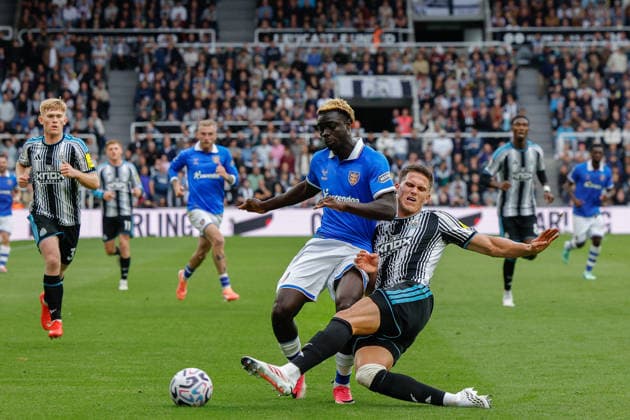 Newcastle United v Hull City, Premier League Sven Botman of Newcastle United battles with Tim Iroegbunam of Hull City during the Newcastle United v Hull City Premier League match at St. James Park, Newcastle Upon Tyne, England on 19 September 2026 Credit: Craig Cowan Every Second Media Editorial use only. All images are copyright Every Second Media Limited. No images may be reproduced without prior permission. All rights reserved. Premier League and Football League images are subject to licensing agreements with Football DataCo Limited. see https: www.football-dataco.com Copyright: xIMAGO EveryxSecondxMediax ESM-2174-0187 CraigxCowanx xEveryxSecondxMediax