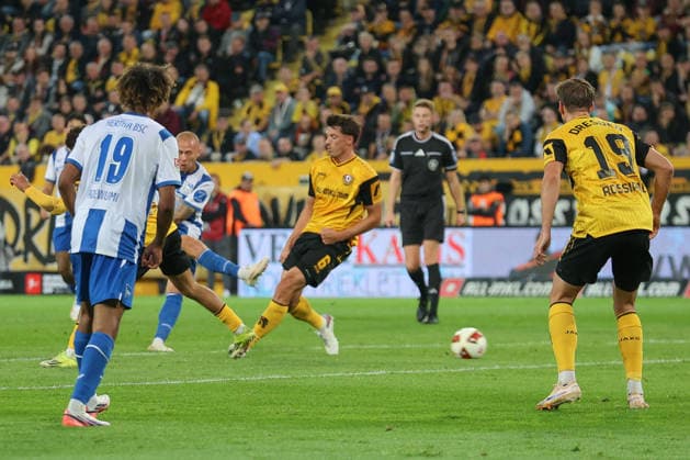 19.09.2026, xtgx, Fussball 2. Bundesliga, SG Dynamo Dresden - Hertha BSC Berlin, v.l. Jon Dagur Thorsteinsson (Hertha, 24) schiesst Tor, schießt, Torschuetze, erzielt Tor, Treffer, scores the goal 1 (DFL DFB REGULATIONS PROHIBIT ANY USE OF PHOTOGRAPHS as IMAGE SEQUENCES and or QUASI-VIDEO) Dresden