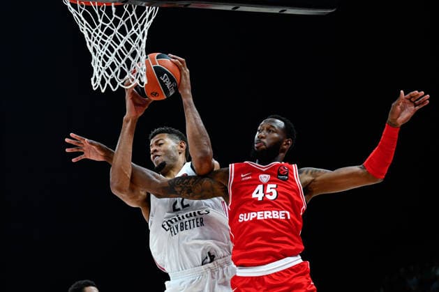 Olympiacos v Real Madrid - EuroLeague Super Cup Final ABU DHABI, UNITED ARAB EMIRATES - SEPTEMBER 19: Donta Hall (45) of Olympiacos in action against Walter Tavares (L) of Real Madrid during the EuroLeague Super Cup final match between Olympiacos and Real Madrid at Etihad Arena in Abu Dhabi, United Arab Emirates on September 19, 2026. Arif Hudaverdi Yaman Anadolu Abu Dhabi United Arab Emirates. Editorial use only. Please get in touch for any other usage.  Copyright: x2026xAnadoluxArifxHudaverdixYamanx