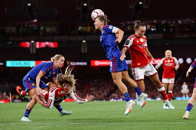 Arsenal v Manchester United, ManU 19 September 2026, London - Women s Super League - Arsenal v Manchester United - Maya Le Tissier of Manchester United and Caitlin Foord of Arsenal battle for the header as Selina Cerci of Arsenal is pushed over by Hanna Lundkvist of Manchester United - Photo: Jacques Feeney Offside. London UK Copyright: xJacquesxFeeneyx xOffsidexOffside