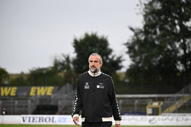 19.09.2026, GER, Fussball, Regionalliga Nord, 10.Spieltag, Saison 2026 2027, Oldenburg, Marschwegstadion, VfB Oldenburg vs SSV Jeddeloh II Dario FOSSI ( VfB Oldenburg Trainer Coach ) Oldenburg Marschwegstadion Niedersachsen Deutschland Copyright: xnordphotoxGmbHx xRojahnx