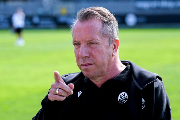 Markus Kauczinski (Trainer, Cheftrainer, SVS), gibt Anweisungen, gestikuliert, mit den Armen gestikulieren, Einzelbild, Einzelfoto, Aktion, Action, 19.09.2026, Sandhausen (Deutschland), Fussball, Regionalliga Südwest, SV Sandhausen - SSV Ulm 1846