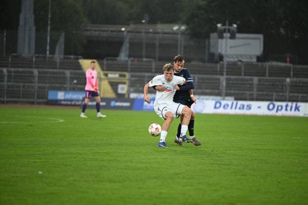 19.09.2026, GER, Fussball, Regionalliga Nord, 10.Spieltag, Saison 2026 2027, Oldenburg, Marschwegstadion, VfB Oldenburg vs SSV Jeddeloh II Tobias BOTHE ( SSV Jeddeloh II 11 ) Nick OTTO ( VfB Oldenburg 21 ) Oldenburg Marschwegstadion Niedersachsen Deutschland Copyright: xnordphotoxGmbHx xRojahnx