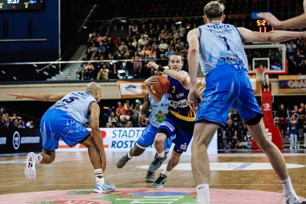 Adam Kunkel (PHOENIX HAGEN, 03), Philipp Hartwich (ROSTOCK SEAWOLVES, 07), Robin Amaize (ROSTOCK SEAWOLVES, 15), Rostock Seawolves vs. Phoenix Hagen, Basketball, BBL 2026 2027 easyCredit Basketball Bundesliga, 1. Spieltag, Spielzeit 2026 2027, 19.09.2026 Rostock Seawolves vs. Phoenix Hagen, Basketball, BBL 2026 2027 easyCredit Basketball Bundesliga, 1. Spieltag, Spielzeit 2026 2027, 19.09.2026 Groter Pohl Copyright: xEibner-Pressefoto DenverxEhrlichx EP_DEH