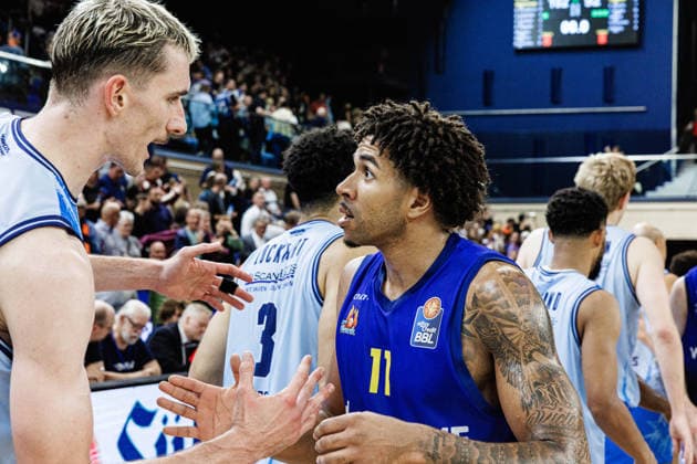 Marvin Omonigho Omuvwie (PHOENIX HAGEN, 11), Philipp Hartwich (ROSTOCK SEAWOLVES, 07), Niederlage in der Wolfshöhle, Rostock Seawolves vs. Phoenix Hagen, Basketball, BBL 2026 2027 easyCredit Basketball Bundesliga, 1. Spieltag, Spielzeit 2026 2027, 19.09.2026 Rostock Seawolves vs. Phoenix Hagen, Basketball, BBL 2026 2027 easyCredit Basketball Bundesliga, 1. Spieltag, Spielzeit 2026 2027, 19.09.2026 Groter Pohl Copyright: xEibner-Pressefoto DenverxEhrlichx EP_DEH