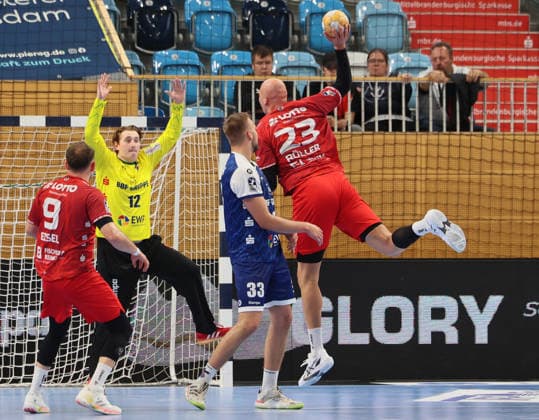 GER HBL2 Saison 2026 2027 VfL Potsdam vs EULEN Ludwigshafen, 19.09.26, MBS Arena, Potsdam Lars RÖLLER (Eulen Ludwigshafen 23) wirf frei vom Kreis, Marc-Robin EISEL (Eulen Ludwigshafen 9), Maximilian GRUNDMANN(1.VfL Potsdam 12), Tim Niclas SCHRÖDER (1.VfL Potsdam 33)