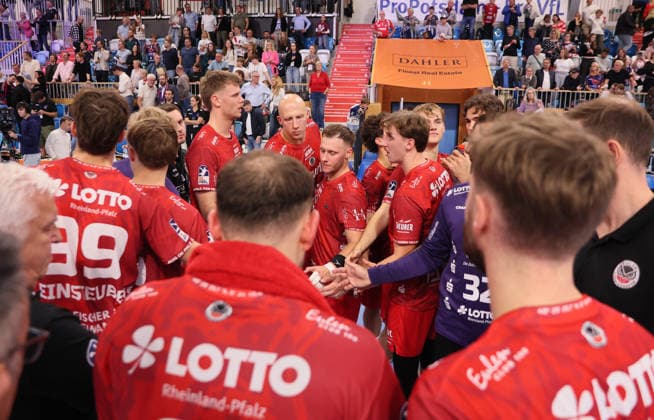 GER HBL2 Saison 2026 2027 VfL Potsdam vs EULEN Ludwigshafen, 19.09.26, MBS Arena, Potsdam kurz nach dem Abpfiff, Team EULEN Ludwigshafen, Zusammenkunft nach dem Spiel, Enttäuschung