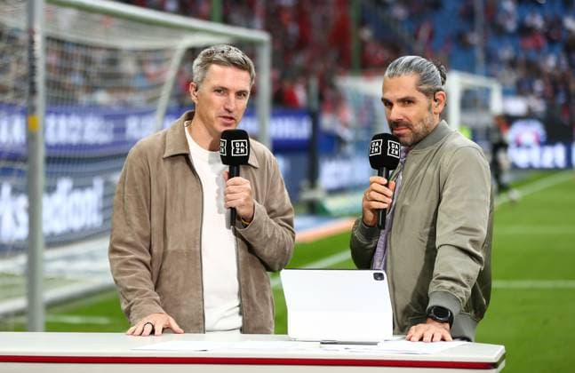 19.09.2026, xcex, GER, Hamburg, Volksparkstadion, 1. Bundesliga, Saison 2026 2027, Spieltag 4, HSV, FC, Hamburger SV - 1. FC Koeln, Tobias Schweinsteiger und Daniel Herzog (DAZN) DFL regulations prohibit any use of photographs as image sequences and or quasi-video