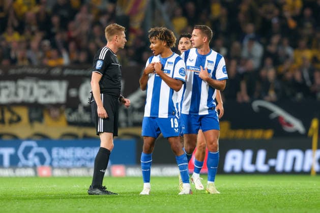 19.09.2026, xtgx, Fussball - 2.Bundesliga Dynamo Dresden - Hertha BSC Berlin v.l. Oluwaseun Adewumi (Hertha, 19) diskutiert mit Schiedsrichter, Schiri, referee (DFL DFB REGULATIONS PROHIBIT ANY USE OF PHOTOGRAPHS as IMAGE SEQUENCES and or QUASI-VIDEO) Dresden