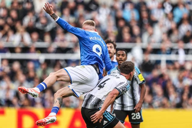 Newcastle United v Hull City - Premier League 2026 27 Sven Botman of Newcastle United is fouled by Oliver McBurnie of Hull City during the Premier League match between Newcastle United and Hull City at St. James s Park in Newcastle, United Kingdom, on September 19, 2026. Newcastle Tyne and Wear United Kingdom  Copyright: xNewsxImagesx originalFilename:cosgrove-premierl260919_npjDs