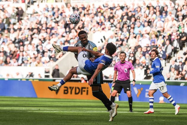 Newcastle United v Hull City - Premier League 2026 27 Joe Willock of Newcastle United is fouled by Mohamed Belloumi of Hull City during the Premier League match between Newcastle United and Hull City at St. James s Park in Newcastle, United Kingdom, on September 19, 2026. Newcastle Tyne and Wear United Kingdom  Copyright: xNewsxImagesx originalFilename:cosgrove-premierl260919_npJIH