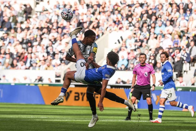 Newcastle United v Hull City - Premier League 2026 27 Joe Willock of Newcastle United is fouled by Mohamed Belloumi of Hull City during the Premier League match between Newcastle United and Hull City at St. James s Park in Newcastle, United Kingdom, on September 19, 2026. Newcastle Tyne and Wear United Kingdom  Copyright: xNewsxImagesx originalFilename:cosgrove-premierl260919_npoam