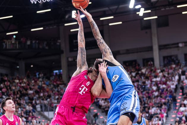 easyCredit Basketball Bundesliga, Telekom Baskets Bonn vs. Veolia Towers Hamburg, 19.09.2026 Reboundduell Michael Kessens (Telekom Baskets Bonn 6) und Martin Breunig (Veolia Towers Hamburg 13) -- easyCredit Basketball Bundesliga, Telekom Baskets Bonn vs. Veolia Towers Hamburg, 19.09.2026, Telekom Dome Bonn Copyright: xBEAUTIFULxSPORTS Derixx