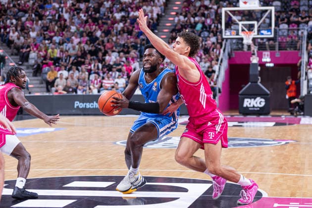 easyCredit Basketball Bundesliga, Telekom Baskets Bonn vs. Veolia Towers Hamburg, 19.09.2026 Noah Thomasson (Veolia Towers Hamburg 2) gegen Aleksa KovaÄeviÄ‡ (Telekom Baskets Bonn 11) -- easyCredit Basketball Bundesliga, Telekom Baskets Bonn vs. Veolia Towers Hamburg, 19.09.2026, Telekom Dome Bonn Copyright: xBEAUTIFULxSPORTS Derixx