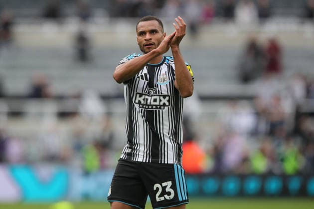 Newcastle United v Hull City, Premier League Jacob Murphy of Newcastle United applauds fans during the Premier League match between Newcastle United and Hull City at St. James s Park, Newcastle, UK on 19 September 2026. Newcastle St. James s Park Tyne and Wear UK Editorial use only DataCo restrictions apply See www.football-dataco.com , Copyright: xAlunxRobertsx PSI-24902-0091