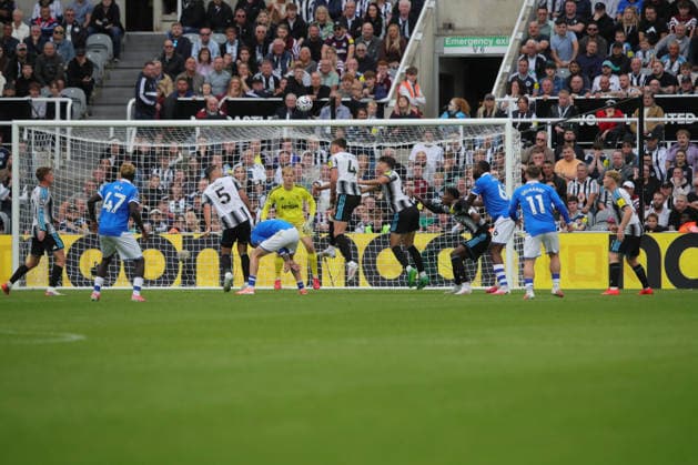 Newcastle United v Hull City, Premier League Sven Botman of Newcastle United prepares to head ball during the Premier League match between Newcastle United and Hull City at St. James s Park, Newcastle, UK on 19 September 2026. Newcastle St. James s Park Tyne and Wear UK Editorial use only DataCo restrictions apply See www.football-dataco.com , Copyright: xAlunxRobertsx PSI-24902-0125