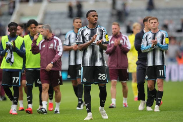 Newcastle United v Hull City, Premier League Joe Willock of Newcastle United applauds fans during the Premier League match between Newcastle United and Hull City at St. James s Park, Newcastle, UK on 19 September 2026. Newcastle St. James s Park Tyne and Wear UK Editorial use only DataCo restrictions apply See www.football-dataco.com , Copyright: xAlunxRobertsx PSI-24902-0108