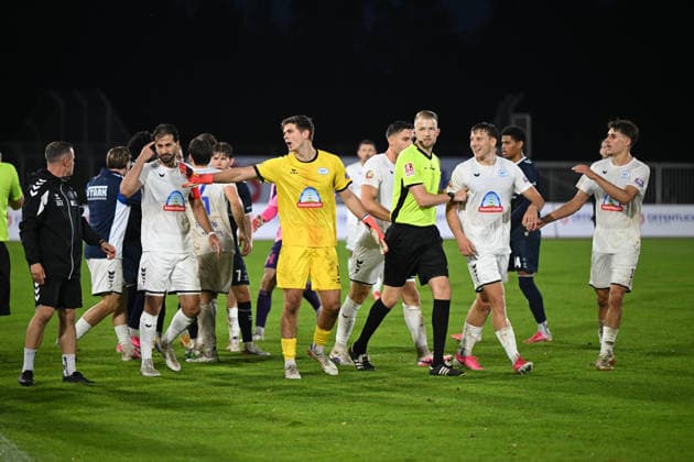 19.09.2026, GER, Fussball, Regionalliga Nord, 10.Spieltag, Saison 2026 2027, Oldenburg, Marschwegstadion, VfB Oldenburg vs SSV Jeddeloh II Rudelbildung nach dem groben Foul von Philip GRAMBERG ( SSV Jeddeloh II 4 ) an Mats FACKLAM( VfB Oldenburg 29 ) Oldenburg Marschwegstadion Niedersachsen Deutschland Copyright: xnordphotoxGmbHx xRojahnx