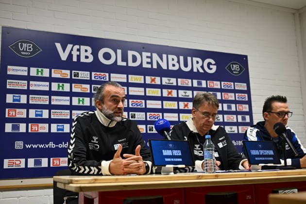 19.09.2026, GER, Fussball, Regionalliga Nord, 10.Spieltag, Saison 2026 2027, Oldenburg, Marschwegstadion, VfB Oldenburg vs SSV Jeddeloh II Die PK nach dem Spiel Dario FOSSI ( VfB Oldenburg Trainer Coach ) Fabian SPECKMANN ( VfB Oldenburg Medienbeauftragter ) und Kristian ARAMBASIC ( SSV Jeddeloh II Trainer ) Oldenburg Marschwegstadion Niedersachsen Deutschland Copyright: xnordphotoxGmbHx xRojahnx