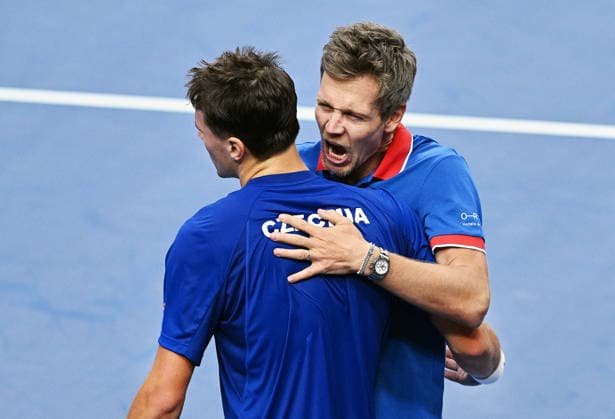 2026 Davis Cup men s team tennis World Championship, WM, Weltmeisterschaft match between the Czech Republic and the United States in Prague, Czech Republic, on September 19, 2026. Czechs defeated the USA 3-2 in the tennis Davis Cup 2nd round qualifier in Prague today and have advanced to the finals, after they lost the doubles and after Jakub Mensik (pictured left) and Jiri Lehecka defeated American Ben Shelton and Learner Tien in the singles. At right is non-playing captain Tomas Berdych. (CTKxPhoto MichaelaxRihova) CTKPhotoP2026091905506  CTKPhotoP2026091905506