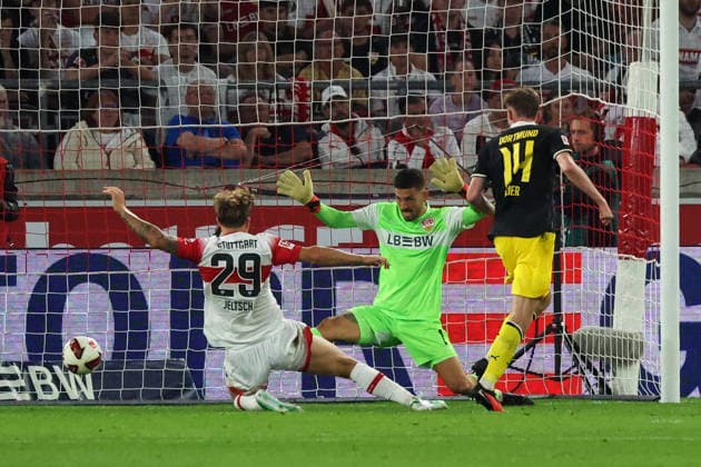 19.09.26 VfB Stuttgart - Borussia Dortmund Deutschland, Stuttgart, 19.09.2026, Fussball, Bundesliga, Saison 2026 2027, VfB Stuttgart - Borussia Dortmund: v.l. Finn Jeltsch, Fabian Bredlow (beide VfB Stuttgart), Maximilian Beier (Borussia Dortmund); Tor 0:1 Beier.