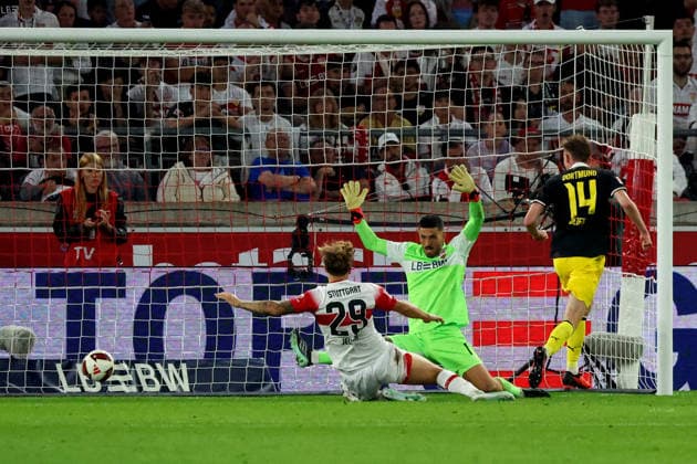 19.09.26 VfB Stuttgart - Borussia Dortmund Deutschland, Stuttgart, 19.09.2026, Fussball, Bundesliga, Saison 2026 2027, VfB Stuttgart - Borussia Dortmund: v.l. Finn Jeltsch, Fabian Bredlow (beide VfB Stuttgart), Maximilian Beier (Borussia Dortmund); Tor 0:1 Beier.