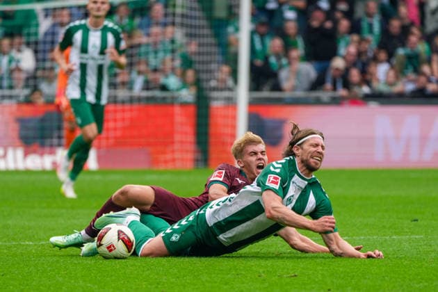 Hennes Behrens (FC Augsburg, 16) mit einem Foul an Mitchell Weiser (Werder Bremen, 8), Gesichtsausdruck, Mimik, Emotion, Deutschland: Fussball, Bundesliga, Saison 2026 27, 4. Spieltag, 19.09.2026, Werder Bremen vs FC Augsburg, Weserstadion (Bremen) Copyright: xLeonxFrickx