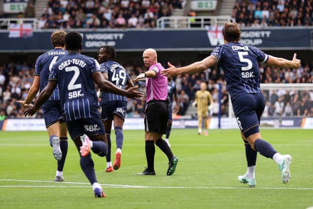 Millwall v West Ham United 19 September 2026, London - EFL Championship - Millwall v West Ham United - Jordi Osei-Tutu of Millwall and Jake Cooper of Millwall complain to match referee Paul Tierney - Photo: Jacques Feeney Offside. London UK Copyright: xJacquesxFeeneyx xOffsidexOffside