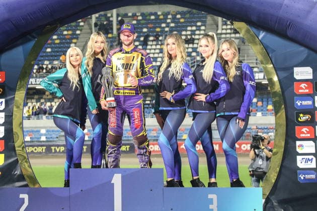 Rzeszow 19.09.2026. Speedway Euro Championship 2026 - Round 3 in Rzeszow, Poland --- Zuzel Indywidualne Mistrzostwa Europy 3 Final SEC w Rzeszowie Persons Shown : Kacper Woryna podium, plastron lidera leader Fot. Konrad Swierad Arena Akcji NEWSPIX.PL --- newspix.pl 