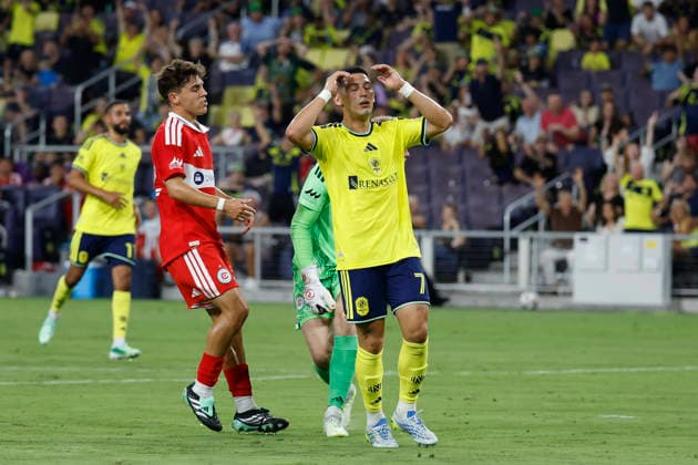 NASHVILLE, TN - SEPTEMBER 19: Nashville SC forward Cristian Espinoza (7) reacts after missing a shot just wide during a match between Nashville SC and Chicago Fire FC, September 19, 2026 at GEODIS Park in Nashville, Tennessee. (Photo by Matthew Maxey Icon Sportswire) SOCCER: SEP 19 MLS, Fussball Herren, USA Nashville SC vs Chicago Fire FC EDITORIAL USE ONLY Icon260919005