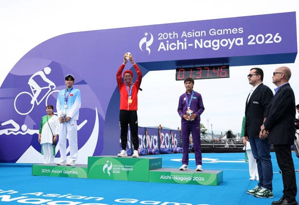(260920) -- NAGOYA, Sept. 20, 2026 -- Gold medalist Hojo Takumi (C) of Japan, silver medalist Zhang Xirui (L) of China and bronze medalist Arlan Zhanabay of Kazakhstan pose during the victory ceremony for the men s individual final of triathlon at the 20th Asian Games Aichi-Nagoya 2026 in Gamagori City of Aichi Prefecture, Japan, Sept. 20, 2026. ) (SP)JAPAN-NAGOYA-ASIAN GAMES-TRIATHLON-MEN S INDIVIDUAL DengxHua 