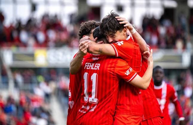 FUSSBALL REGIONALLIGA NORDOST - SAISON 2026-2027 - 10. SPIELTAG FC ROT WEISS ERFURT - FC ERZGEBIRGE AUE ** NUR FÜR REDAKTIONELLE ZWECKE ** EDITORIAL USE ONLY **<p>19 09 2026-Erfurt: Fussball Regionalliga Nordost 10. Spieltag Saison 2026-2027 Steigerwaldstadion FC Rot Weiss Erfurt - FC Erzgebirge Aue 2:2 im Foto: Dustin Forkel 17 (FC Rot-Weiß Erfurt) jubelt nach dem Treffer zum 2:1 mit der Mannschaft ( Deutschland Thueringen Erfurt Copyright: SaschaxFromm