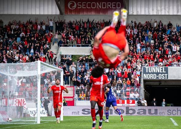 FUSSBALL REGIONALLIGA NORDOST - SAISON 2026-2027 - 10. SPIELTAG FC ROT WEISS ERFURT - FC ERZGEBIRGE AUE ** NUR FÜR REDAKTIONELLE ZWECKE ** EDITORIAL USE ONLY **<p>19 09 2026-Erfurt: Fussball Regionalliga Nordost 10. Spieltag Saison 2026-2027 Steigerwaldstadion FC Rot Weiss Erfurt - FC Erzgebirge Aue im Foto: Riesenjubel bei den RWE-Fans auf der Tribüne während im Vordergrund Dustin Forkel 17 (FC Rot-Weiß Erfurt) seinen Trefffer zu 2:1 für Erfurt mit einem Salt feiert ( Deutschland Thueringen Erfurt Copyright: SaschaxFromm
