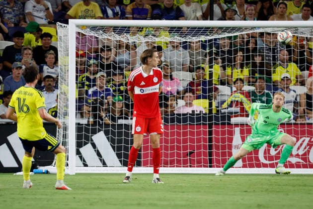 NASHVILLE, TN - SEPTEMBER 19: Chicago Fire FC goalkeeper Chris Brady (1) prepares to make a save on a Nashville SC forward Matthew Corcoran (16) second half shot during a match between Nashville SC and Chicago Fire FC, September 19, 2026 at GEODIS Park in Nashville, Tennessee. (Photo by Matthew Maxey Icon Sportswire) SOCCER: SEP 19 MLS, Fussball Herren, USA Nashville SC vs Chicago Fire FC EDITORIAL USE ONLY Icon260919026