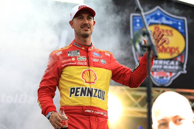 BRISTOL, TN - SEPTEMBER 19: Joey Logano ( 22 Team Penske Shell-Pennzoil Ford) walks out onto the driver introduction stage and waves to the crowd prior to the running of the NASCAR, Motorsport, USA Cup Series Playoffs Bass Pro Shops Night Race on September 19, 2026 at Bristol Motor Speedway in Bristol, TN. (Photo by Jeff Robinson Icon Sportswire) AUTO: SEP 19 NASCAR Cup Series Playoffs Bass Pro Shops Night Race EDITORIAL USE ONLY Icon26091916773