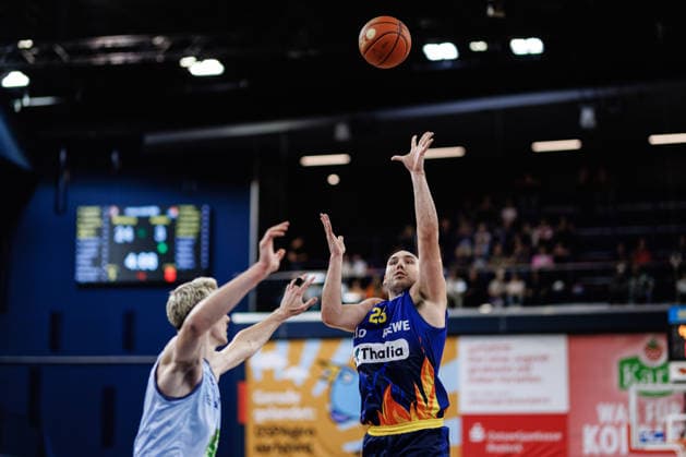 Cameron Krutwig (PHOENIX HAGEN, 25), Philipp Hartwich (ROSTOCK SEAWOLVES, 07) Rostock Seawolves vs. Phoenix Hagen, Basketball, BBL 2026 2027 easyCredit Basketball Bundesliga, 1. Spieltag, Spielzeit 2026 2027, 19.09.2026 Rostock Seawolves vs. Phoenix Hagen, Basketball, BBL 2026 2027 easyCredit Basketball Bundesliga, 1. Spieltag, Spielzeit 2026 2027, 19.09.2026 Groter Pohl Copyright: xEibner-Pressefoto DenverxEhrlichx EP_DEH