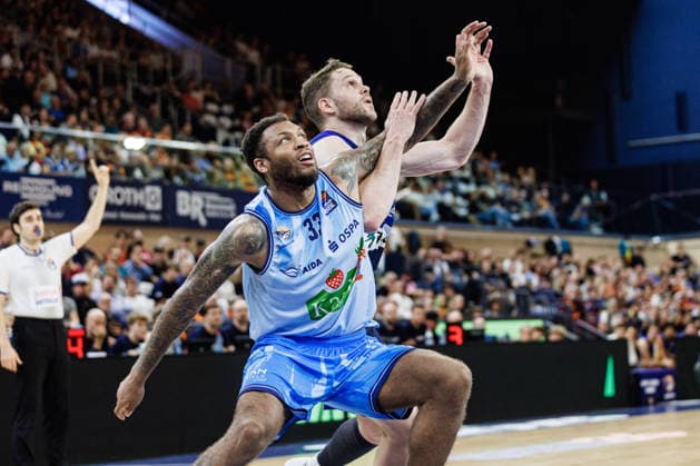 Todd Withers (ROSTOCK SEAWOLVES, 33), Fabian Bleck (PHOENIX HAGEN, 10) Rostock Seawolves vs. Phoenix Hagen, Basketball, BBL 2026 2027 easyCredit Basketball Bundesliga, 1. Spieltag, Spielzeit 2026 2027, 19.09.2026 Rostock Seawolves vs. Phoenix Hagen, Basketball, BBL 2026 2027 easyCredit Basketball Bundesliga, 1. Spieltag, Spielzeit 2026 2027, 19.09.2026 Groter Pohl Copyright: xEibner-Pressefoto DenverxEhrlichx EP_DEH