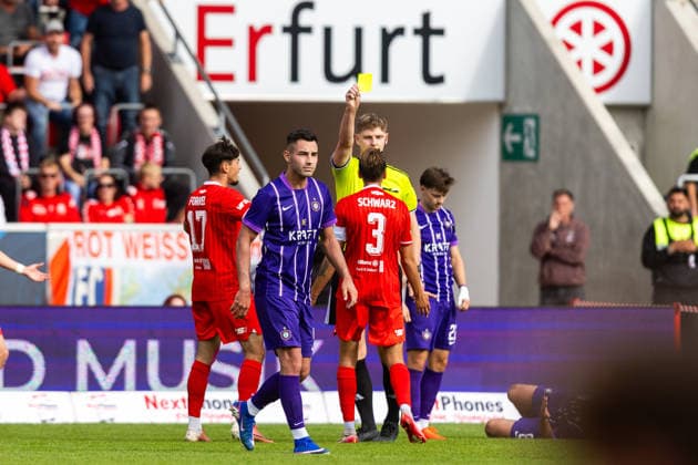 Erfurt , 190926 , Fussball Regionalliga Nordost FC Rot Weiß Erfurt gegen Erzgebirge Aue im Bild: Schiedsrichter Marvin Tennes gibt Til Linus Schwarz (Erfurt) die gelbe Karte