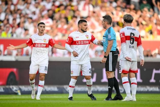 Bilal El Khannouss (VfB Stuttgart), Deniz Undav (VfB Stuttgart), Schiedsrichter Tobias Stieler undAngelo Stiller (VfB Stuttgart) gestikuliert, gestik waehrend des spiels der 1. Bundesliga zwischen VfB Stuttgart und Borussia Dortmund, MHPArena am 19. September 2026 in Stuttgart, Deutschland. (Foto von Harry Langer DeFodi Images) +++ Bilal El Khannouss (VfB Stuttgart), Deniz Undav (VfB Stuttgart), Schiedsrichter Tobias Stieler undAngelo Stiller (VfB Stuttgart) gestures during the Bundesliga match between VfB Stuttgart and Borussia Dortmund at MHPArena on September 19, 2026 in Stuttgart, Germany. (Photo by Harry Langer DeFodi Images) DFB DFL REGULATIONS PROHIBIT ANY USE OF PHOTOGRAPHS AS IMAGE SEQUENCES AND OR QUASI-VIDEO. (Photo by Harry Langer DeFodi Images) DFB DFL REGULATIONS PROHIBIT ANY USE OF PHOTOGRAPHS AS IMAGE SEQUENCES AND OR QUASI-VIDEO. -