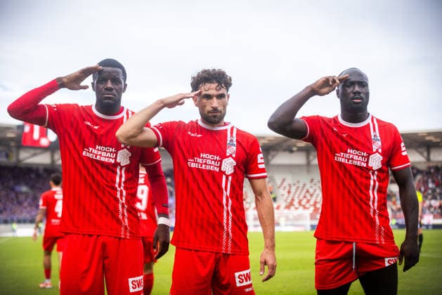 Erfurt , 190926 , Fussball Regionalliga Nordost FC Rot Weiß Erfurt gegen Erzgebirge Aue im Bild: Romario Hajrulla (Erfurt) jubelt über das Tor zum 1:0 mit Benny Bobboy und Raphael Assibey-Mensah(Erfurt)