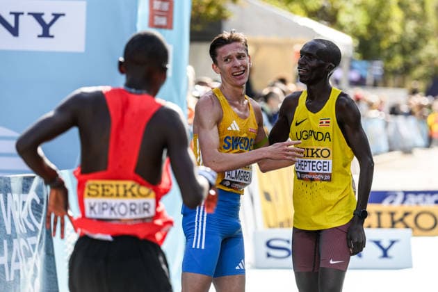 260920 Andreas Almgren of Sweden and Joshua Cheptegei of Uganda after the Copenhagen Half Marathon in the World Athletics Road Running Championships on September 20, 2026 in Copenhagen. Photo: Mathilda Schuler BILDBYRAN kod MA MA1036 friidrott athletics friidrett world athletics road running championships copenhagen half marathon 2026 bbeng half marathon Copyright: MATHILDAxSCHULER BB260920MA052
