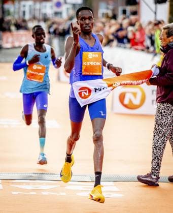 ZAANDAM - Athlete Jamal Kiprono crosses the finish line first at the Dam tot Damloop on the Burcht. Tens of thousands of people participated on the 10-mile (16.1 km) course. ROBIN UTRECHT ANP netherlands out - belgium out Zaandam xVIxxIVx 569370505 originalFilename: 0867329693st.jpg