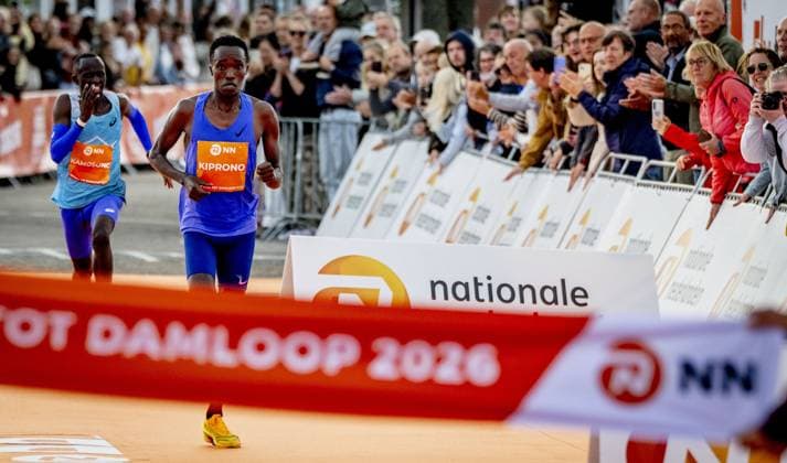ZAANDAM - Athlete Jamal Kiprono crosses the finish line first at the Dam tot Damloop on the Burcht. Tens of thousands of people participated on the 10-mile (16.1 km) course. ROBIN UTRECHT ANP netherlands out - belgium out Zaandam xVIxxIVx 569370513 originalFilename: 0867329877st.jpg