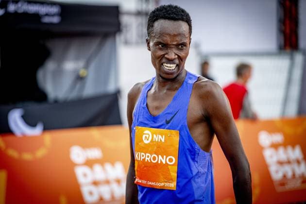 ZAANDAM - Athlete Jamal Kiprono crosses the finish line first at the Dam tot Damloop on the Burcht. Tens of thousands of people participated on the 10-mile (16.1 km) course. ROBIN UTRECHT ANP netherlands out - belgium out Zaandam xVIxxIVx 569370522 originalFilename: 0867329903st.jpg