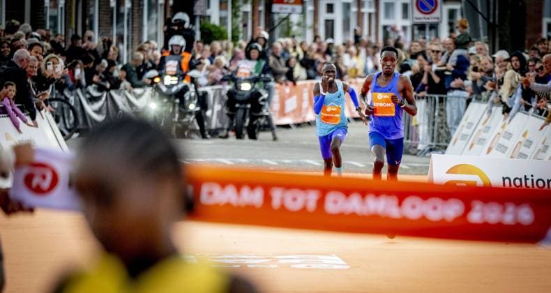 ZAANDAM - Athlete Jamal Kiprono crosses the finish line first at the Dam tot Damloop on the Burcht. Tens of thousands of people participated on the 10-mile (16.1 km) course. ROBIN UTRECHT ANP netherlands out - belgium out Zaandam xVIxxIVx 569370524 originalFilename: 0867329908st.jpg