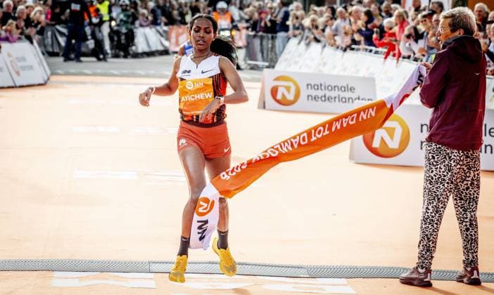ZAANDAM - Athlete Asayech Ayichew (Ethiopia) crosses the finish line first at the Dam tot Damloop at the Burcht. Tens of thousands of people participated on the 10-mile (16.1 km) course. ROBIN UTRECHT ANP netherlands out - belgium out Zaandam xVIxxIVx 569371080 originalFilename: 0867330329st.jpg