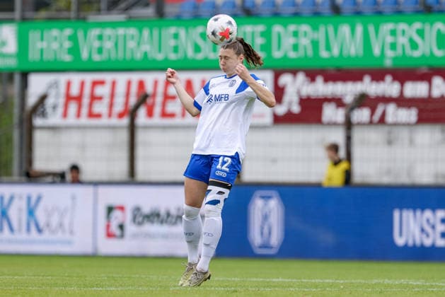 Sarah Hagg (SV Meppen, 12) im Kopfballduell, Kopfball, Zweikampf, Action, Aktion, Spielszene, am Ball, Freisteller, Einzelbild, Ganzkörper, DIE DFB-RICHTLINIEN UNTERSAGEN JEGLICHE NUTZUNG VON FOTOS ALS SEQUENZBILDER UND ODER VIDEOÄHNLICHE FOTOSTRECKEN. DFB REGULATIONS PROHIBIT ANY USE OF PHOTOGRAPHS AS IMAGE SEQUENCES AND OR QUASI-VIDEO., 20.09.2026, Meppen (Deutschland), Fussball, 2. Frauen-Bundesliga, SV Meppen - SC Sand