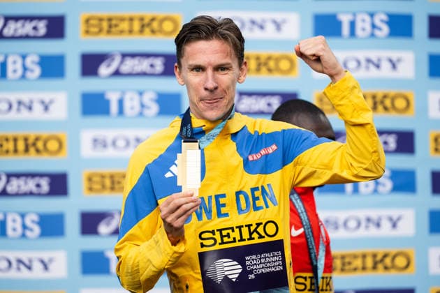 260920 Andreas Almgren of Sweden celebrates with his gold medal after the Copenhagen Half Marathon in the World Athletics Road Running Championships on September 20, 2026 in Copenhagen. Photo: Mathilda Schuler BILDBYRAN kod MA MA1036 friidrott athletics friidrett world athletics road running championships copenhagen half marathon 2026 bbeng half marathon jubel Copyright: MATHILDAxSCHULER BB260920MA079