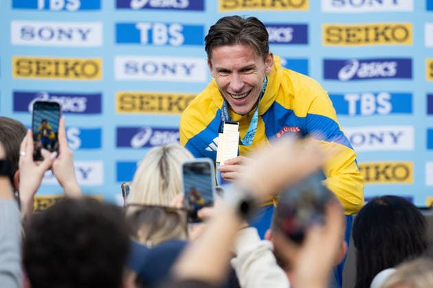 Sport Bilder des Tages 260920 Andreas Almgren of Sweden celebrates with his gold medal after the Copenhagen Half Marathon in the World Athletics Road Running Championships on September 20, 2026 in Copenhagen. Photo: Mathilda Schuler BILDBYRAN kod MA MA1036 friidrott athletics friidrett world athletics road running championships copenhagen half marathon 2026 bbeng half marathon jubel Copyright: MATHILDAxSCHULER BB260920MA080